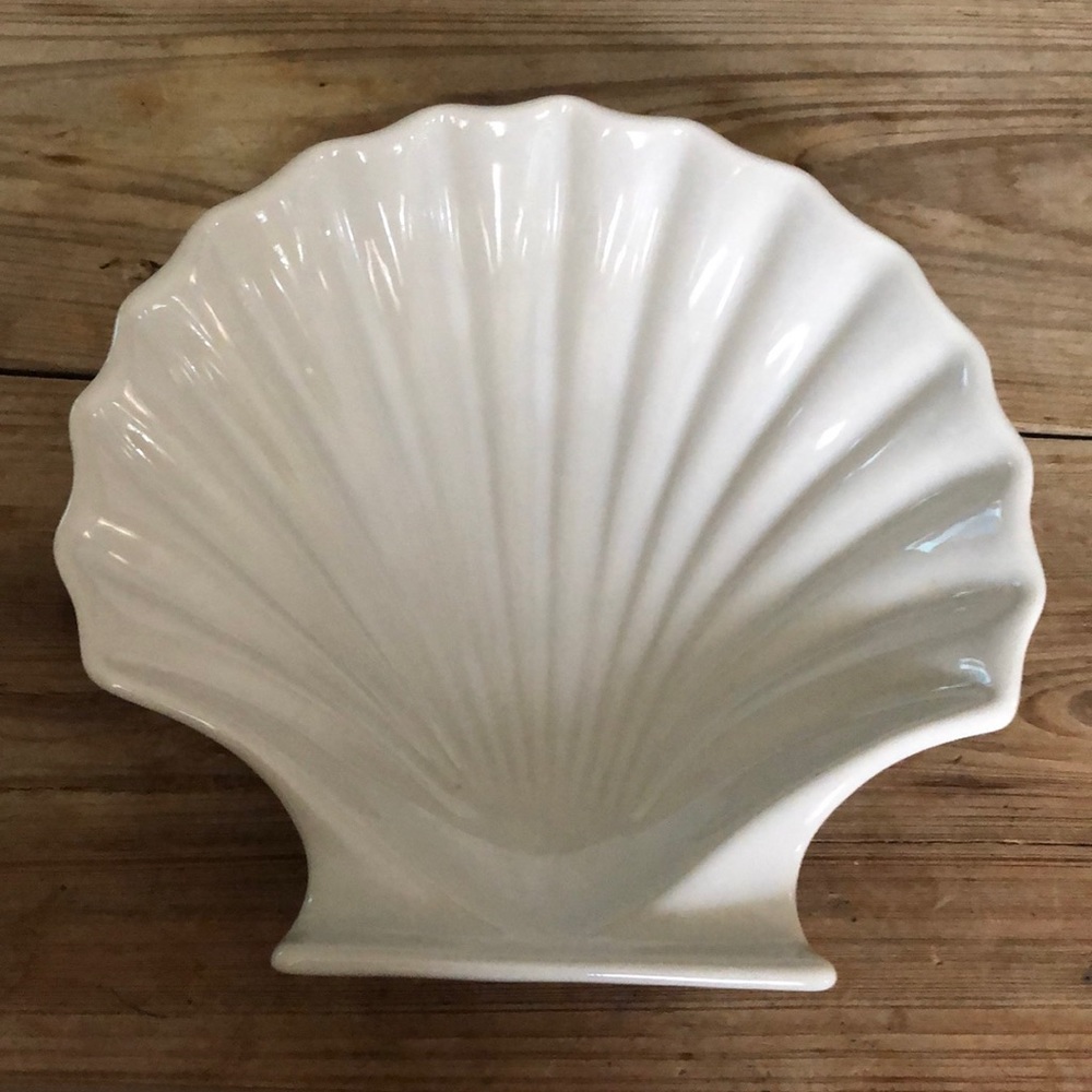 Elegant White Shell-Shaped Decorative Bowl
